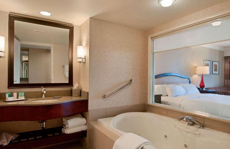 Hilton Niagara Falls/Fallsview Hotel & Suites