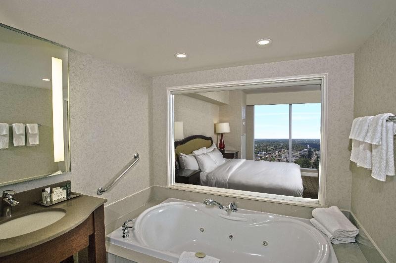 Hilton Niagara Falls/Fallsview Hotel & Suites