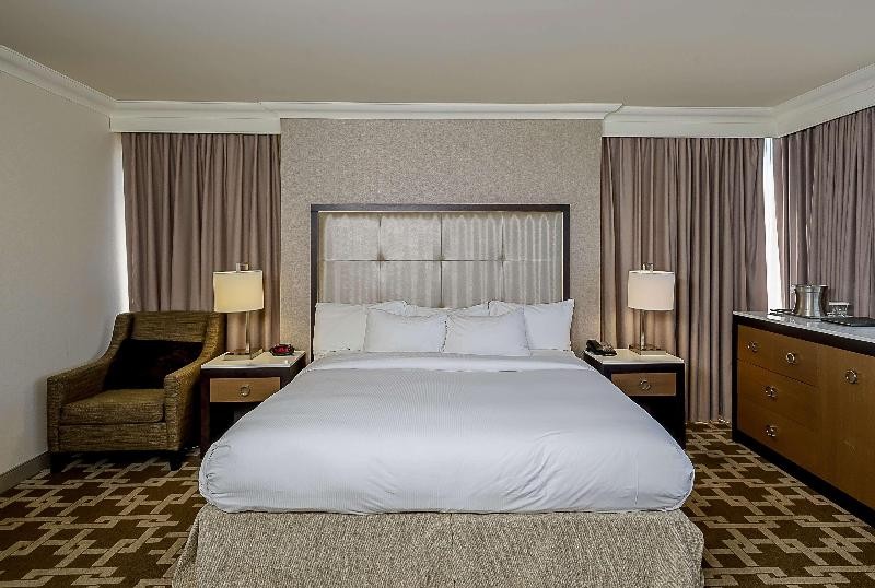 Hilton Niagara Falls/Fallsview Hotel & Suites